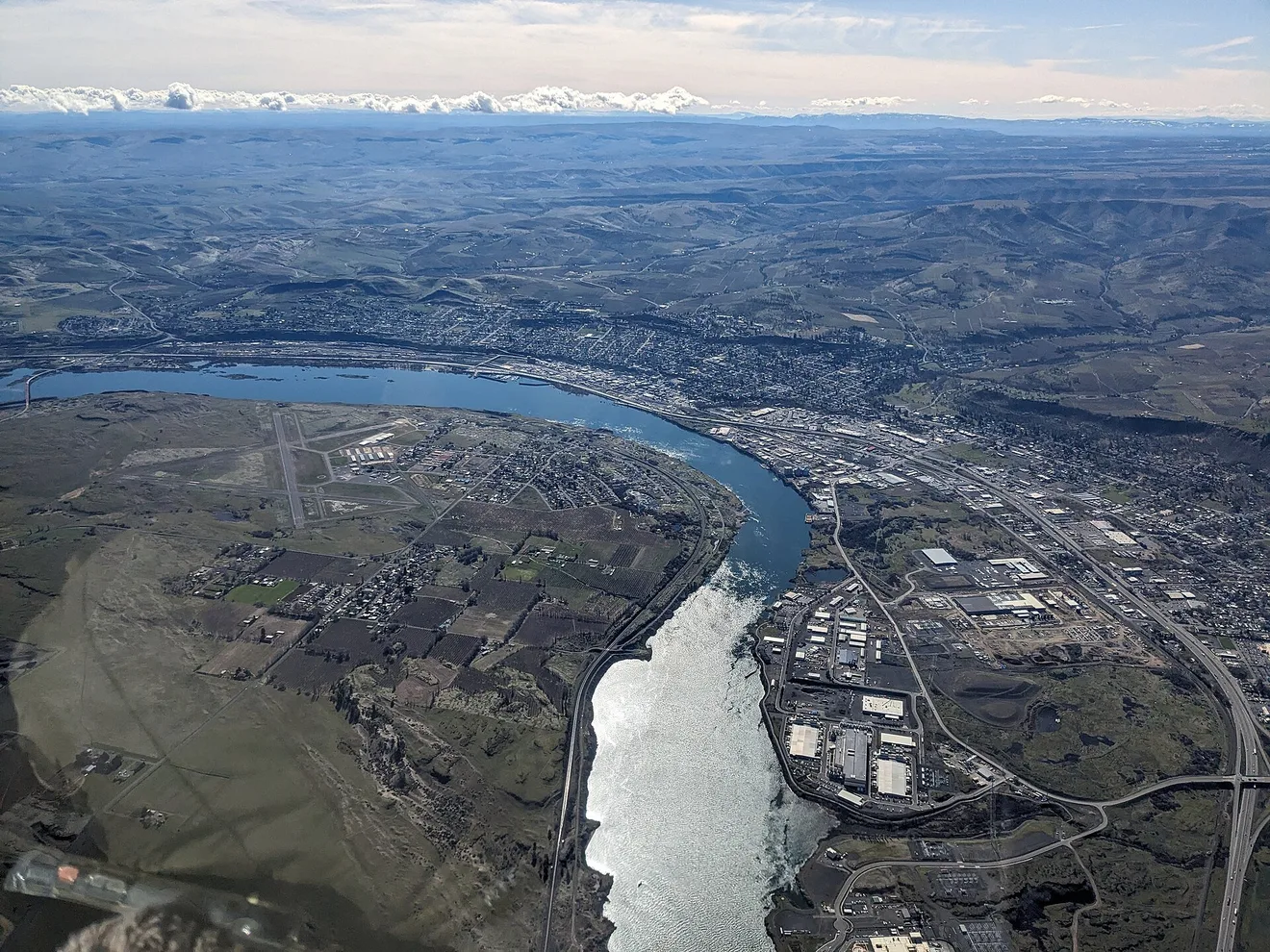 Aerial view of The Dalles, Oregon, and the Columbia River (Photo: Peteforsyth / Wikimedia Commons, CC BY 4.0)