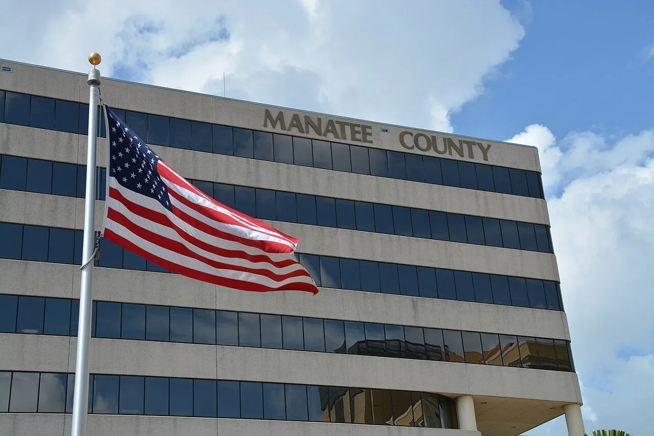 Manatee County Administration Building in Bradenton (Photo: Melissa Matisko / Wikimedia Commons, CC BY-SA 4.0)