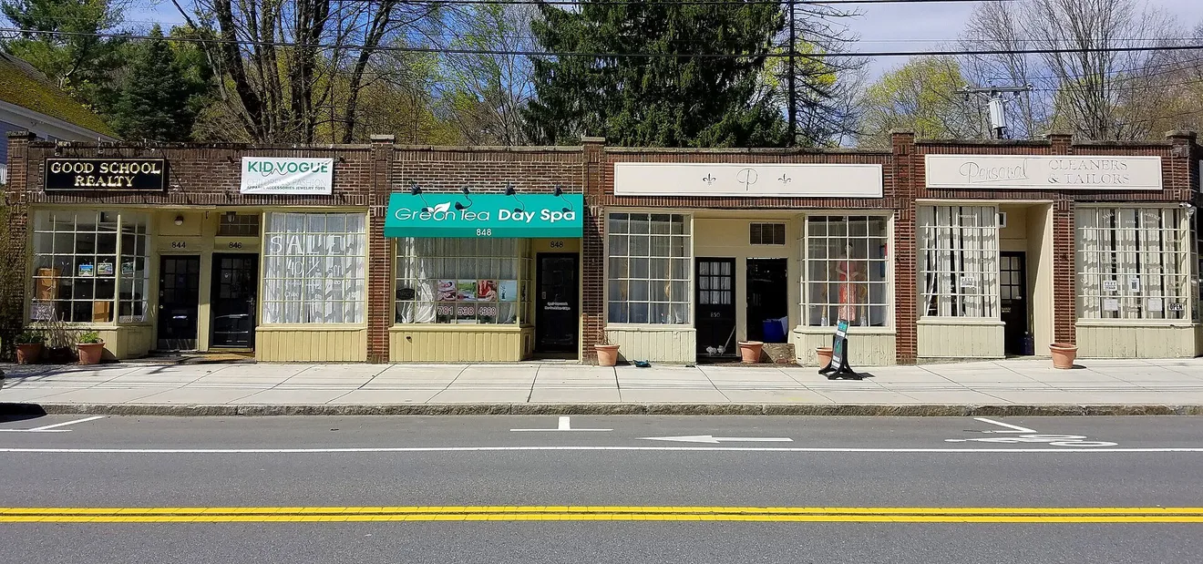Storefronts at 844-856 Massachusetts Avenue in Lexington, Massachusetts (Photo: Daderot / Wikimedia Commons, CC0)