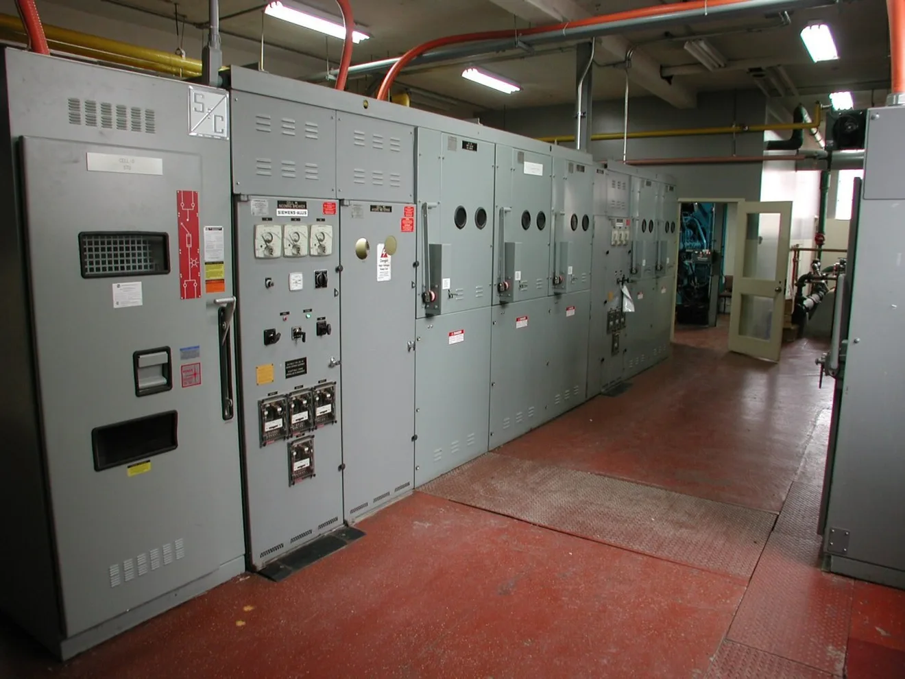 Electrical switchgear in a building's main distribution room, not an nVent product (Photo: P199 / Wikimedia Commons, public domain)