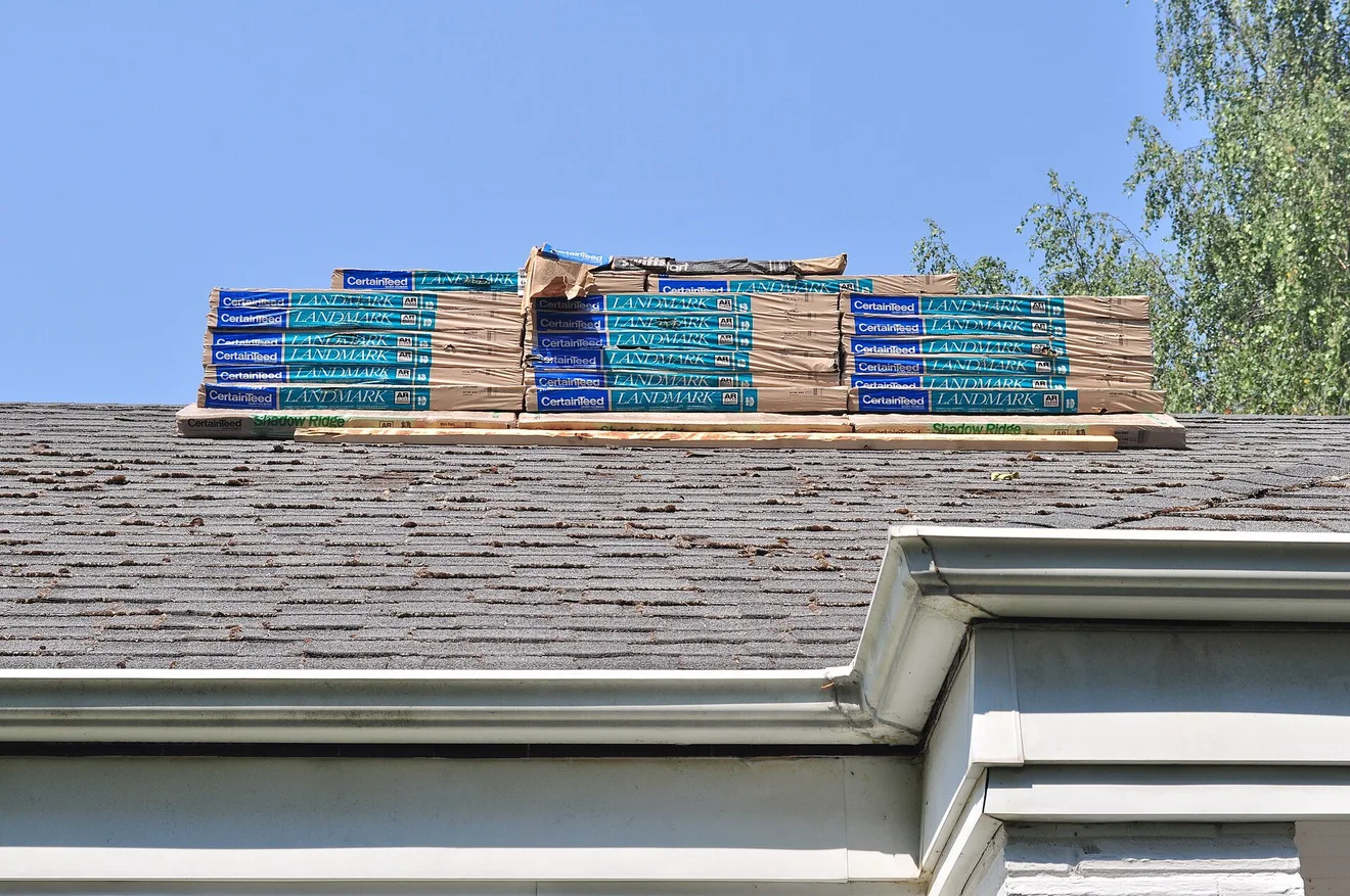 Bundles of asphalt shingles staged on a roof, not the Kansas City, Kan., thefts (Photo: Joe Mabel / Wikimedia Commons, CC BY 4.0)