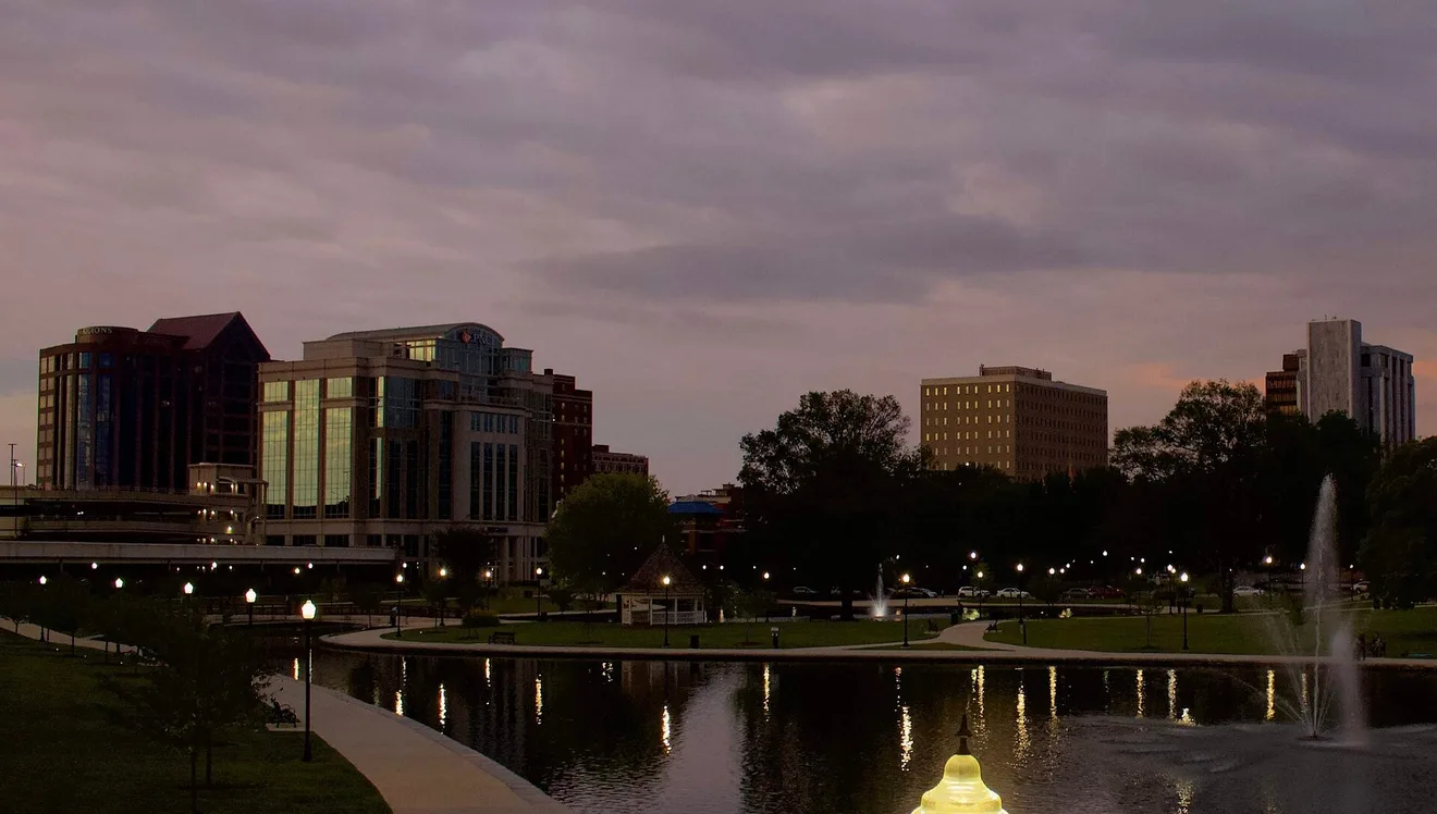 Downtown Huntsville, Alabama, seen from Big Spring Park (Photo: Bren.persing / Wikimedia Commons, CC BY-SA 4.0)