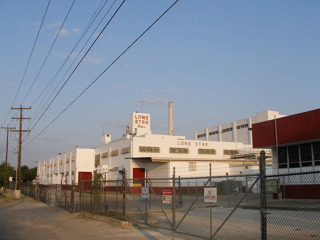 The former Lone Star Brewery at 600 Lone Star Boulevard in San Antonio, photographed in 2006 (Photo: Brownings / Wikimedia Commons, public domain)