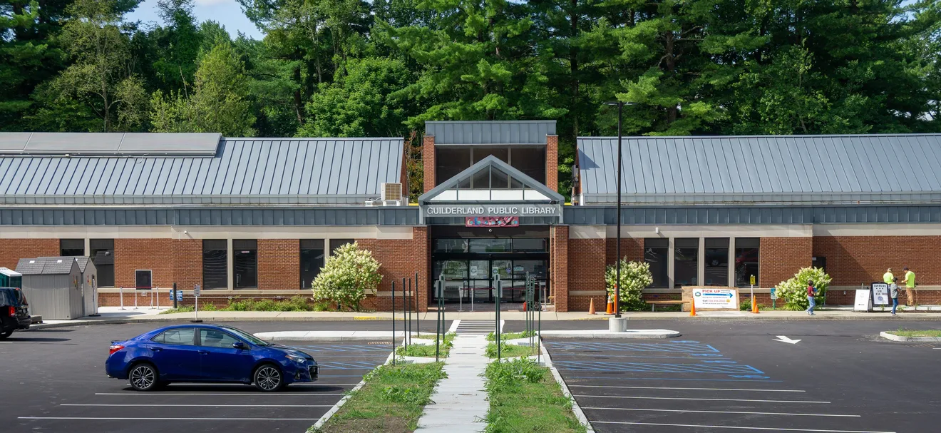 Guilderland Public Library, near the Mercy Care Lane site in Guilderland, N.Y. (Photo: Kenneth C. Zirkel / Wikimedia Commons, CC BY-SA 4.0)