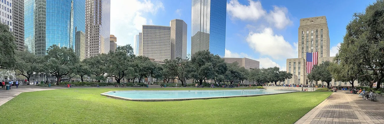 Houston City Hall and Hermann Square in 2024 (Photo: Euthman / Wikimedia Commons, CC BY 4.0)