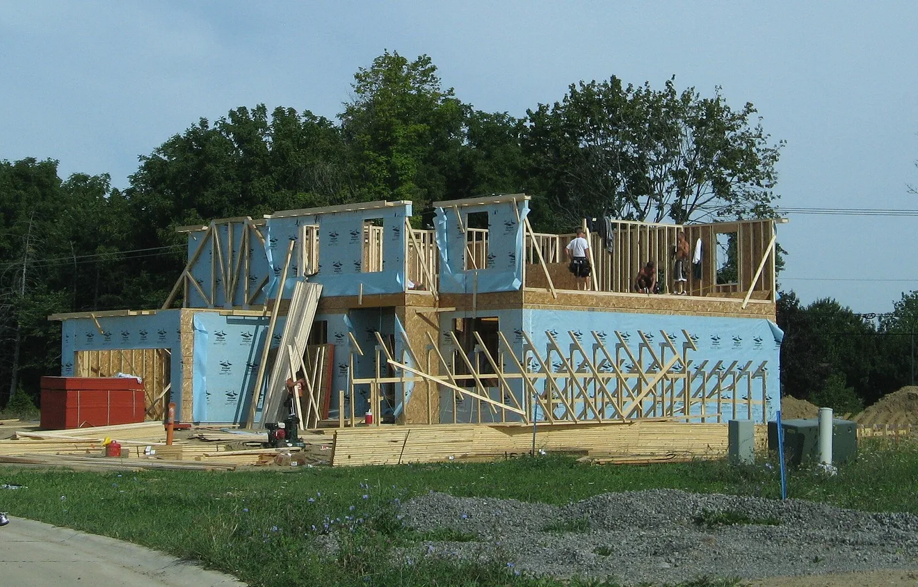 Wood-framed new house under construction (Photo: Dwight Burdette / Wikimedia Commons, CC BY 3.0)