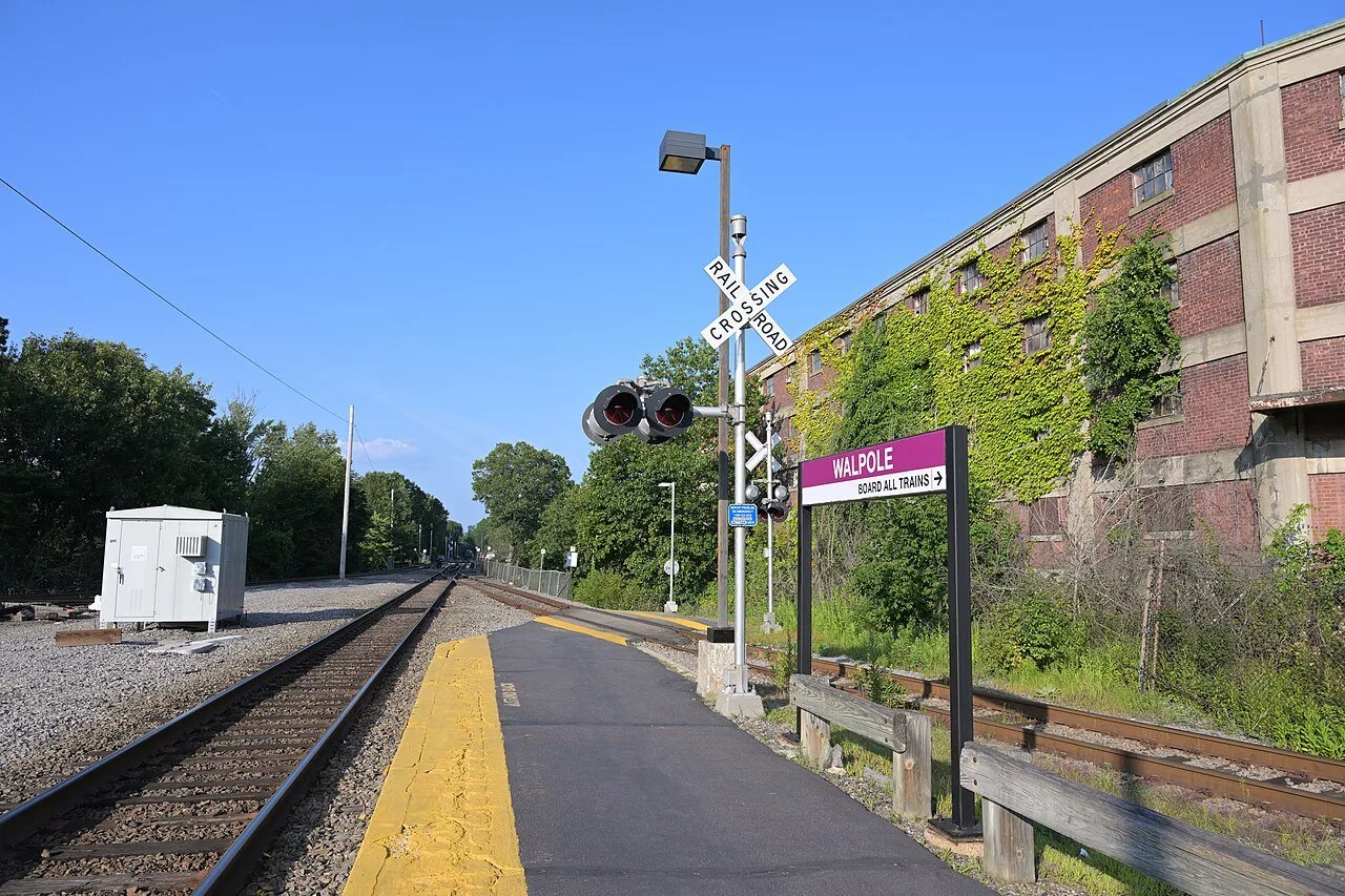 The platform at Walpole's Union Station commuter rail stop (Photo: 4300streetcar / Wikimedia Commons, CC BY 4.0)