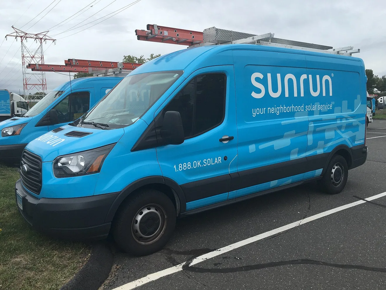 Sunrun solar service vans parked outside (Photo: Mike Mozart / Wikimedia Commons, CC BY 2.0)