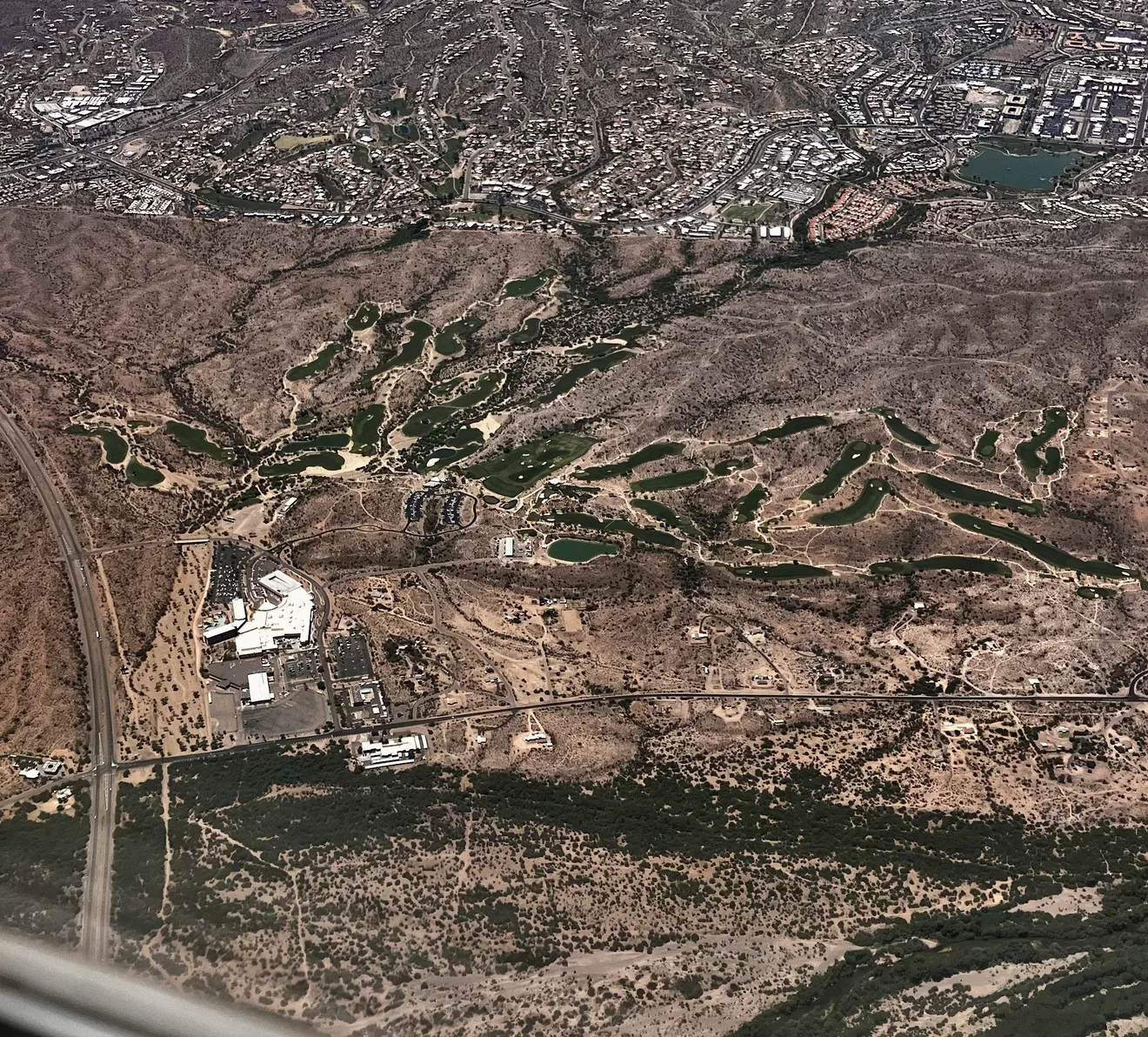 Aerial view of a desert golf course in the Phoenix area, not the Kierland course (Photo: Designism / Wikimedia Commons, CC0)