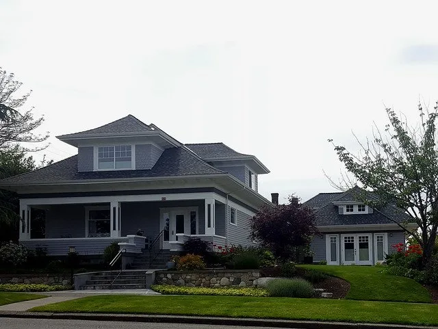 A craftsman house with a backyard cottage ADU in a converted garage (Photo: Sightline Institute / Wikimedia Commons, CC BY 2.0)