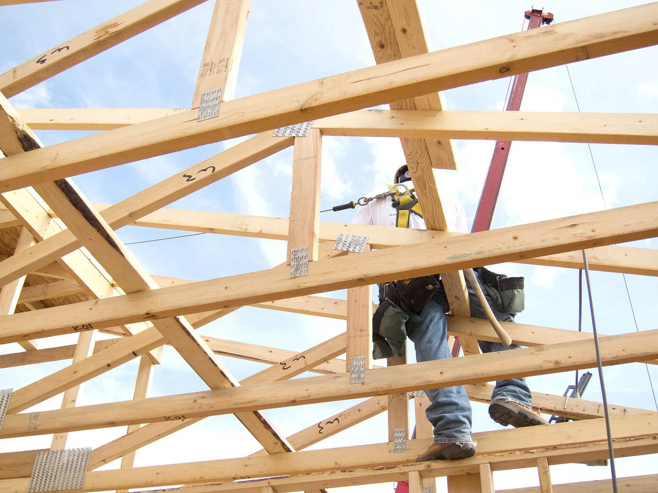 A residential construction worker framing a house uses fall prevention equipment (Photo: NIOSH)