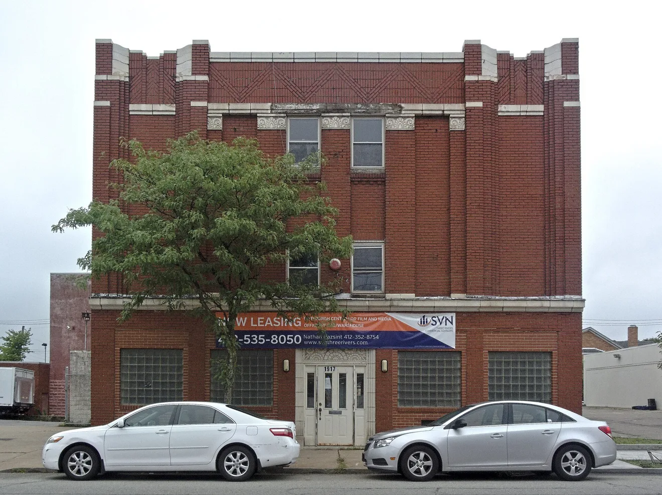 Commercial building on Brownsville Road in the Carrick neighborhood of Pittsburgh (Photo: Cbaile19 / Wikimedia Commons, CC0)