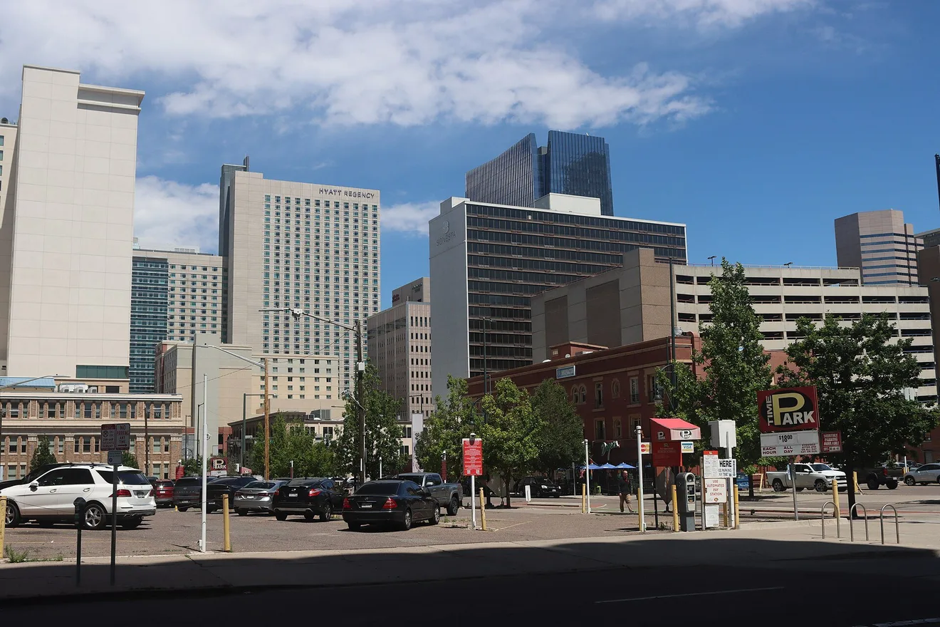 Downtown Denver skyline seen near 14th Street and Court Place (Photo: thirdsphoto / Wikimedia Commons, CC BY 4.0)