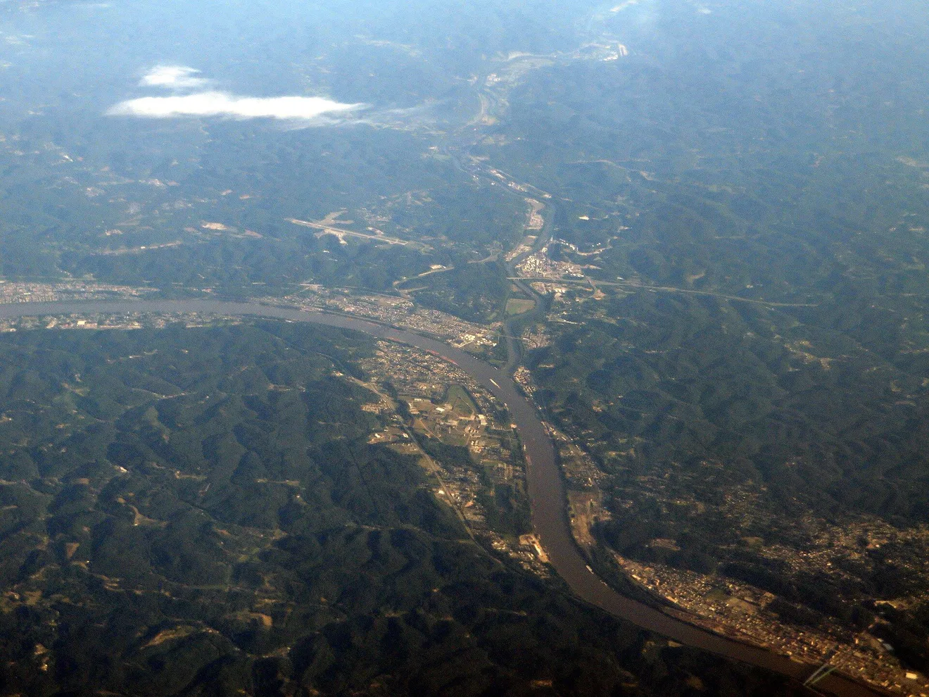 Confluence of the Ohio and Big Sandy rivers at Kenova, West Virginia (Photo: Ken Lund / Wikimedia Commons, CC BY-SA 2.0)