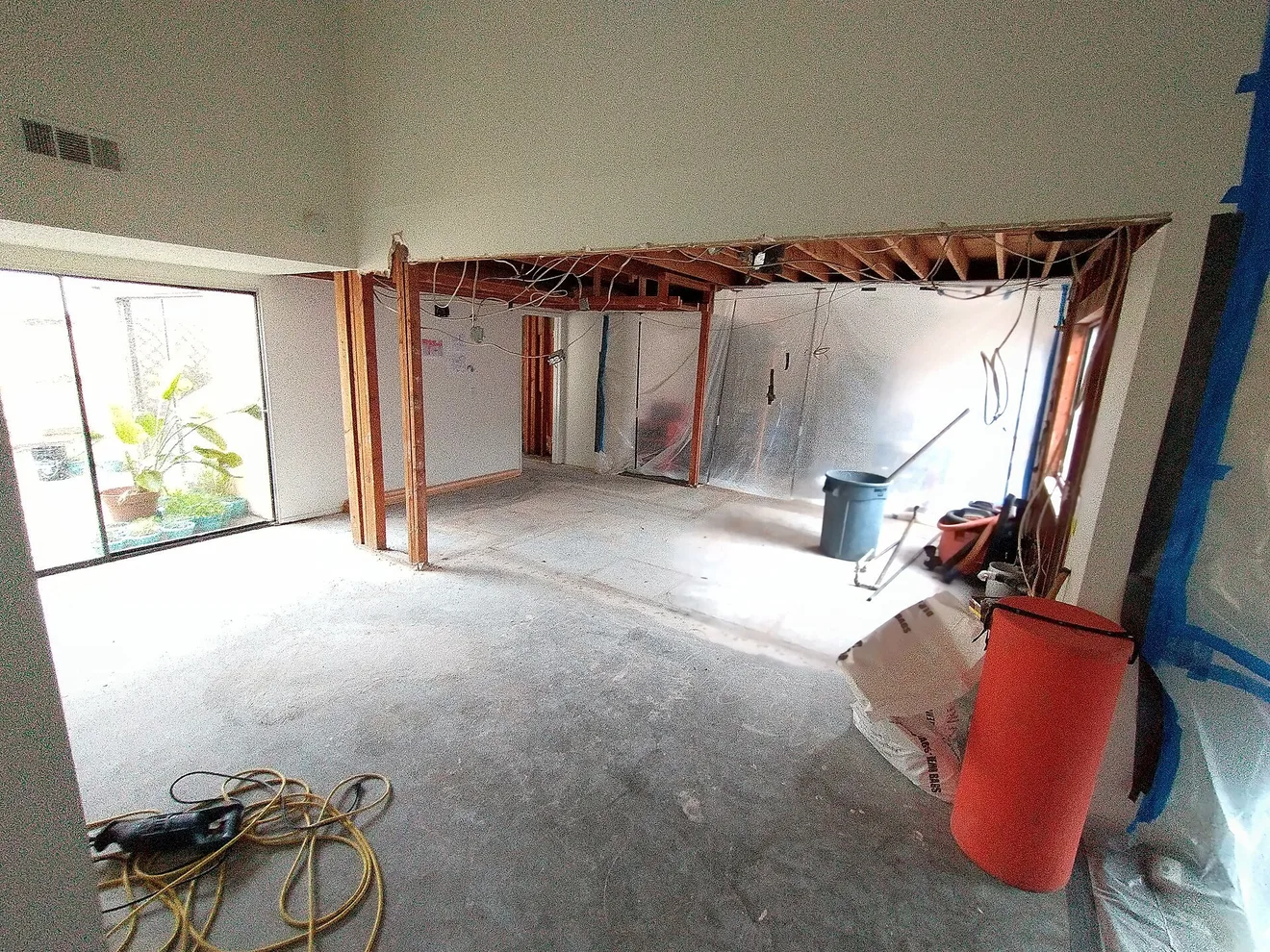 A gutted kitchen mid-remodel with framing exposed (Photo: Stilfehler / Wikimedia Commons, CC BY-SA 4.0)