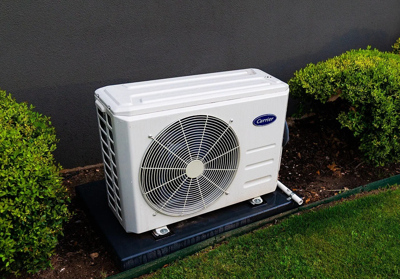 An outdoor split-system heat pump unit (Photo: Tony Webster / Wikimedia Commons, CC BY 4.0)